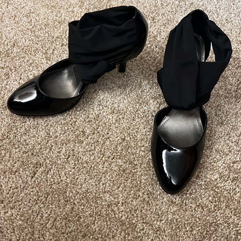 Impo Black patent leather heels with cross material ankle